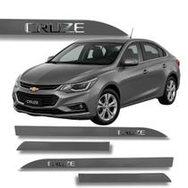 Jogo de Friso Chevrolet Cruze Alto Relevo Grafia Cromada Ponta Faca Cores Protetor de Porta