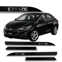 Jogo de Friso Chevrolet Cruze Alto Relevo Grafia Cromada Ponta Faca Cores Protetor de Porta