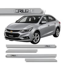 Jogo de Friso Chevrolet Cruze Grafia Cromada Alto Relevo Ponta Redonda Cores Protetor de Porta
