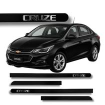 Jogo de Friso Chevrolet Cruze Grafia Cromada Alto Relevo Ponta Redonda Cores Protetor de Porta