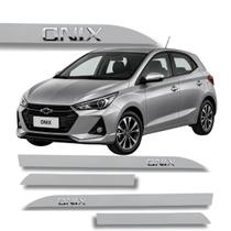 Jogo de Friso Chevrolet Onix Alto Relevo Grafia Cromada Ponta Faca Cores Protetor de Porta