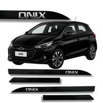 Jogo de Friso Chevrolet Onix Alto Relevo Grafia Cromada Ponta Faca Cores Protetor de Porta