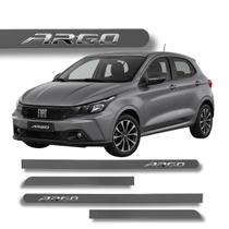 Jogo de Friso Fiat Argo Grafia Cromada Alto Relevo Ponta Redonda Cores Protetor de Porta Jogo de Friso Fiat Argo Grafia Cromada Alto Relevo Ponta Redonda Cores Protetor de Porta