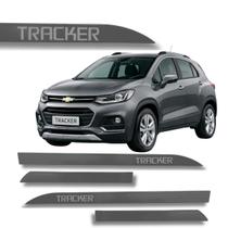 Jogo de Friso Lateral Tracker GM Protetor de Porta Grafia