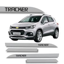 Jogo de Friso Lateral Tracker GM Protetor de Porta Grafia