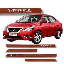 Jogo de Friso Nissan Versa Grafia Cromada Alto Relevo Ponta Redonda Cores Protetor de Porta