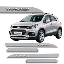 Jogo de Friso Tracker 2013 a 2026 Escrita Cromado Alto Relevo Protetor de Porta Cores