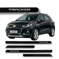 Jogo de Friso Tracker 2013 a 2026 Grafia Cromado Alto Relevo Redondo Cores Protetor de Porta