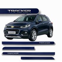 Jogo de Friso Tracker 2013 a 2026 Grafia Cromado Alto Relevo Redondo Cores Protetor de Porta
