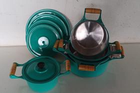Jogo de panelas alumínio batido color verde 16/24 tampa leve. Jogo de panelas alumínio batido color verde 16/24 tampa leve.