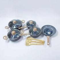 Jogo De Panelas Antiaderentes 8 Peças Max Chef Wood Cabo Madeira Sortido Cozinhar Colher e Espátula Caçarola e Panela com Tampa Frigideira Indução Jogo De Panelas Antiaderentes 8 Peças Max Chef Wood Cabo Madeira Sortido Cozinhar Colher e Espátula Caçarola e Panela com Tampa Frigideira Indução