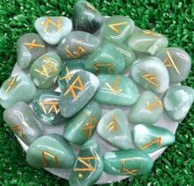 Jogo de Runas Pedras Roladas Natural quartzo Verde + Caixa de Madeira + saquinho de veludo + Manual. - Loja do Tarô