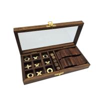 Jogo de tabuleiro em madeira e metal e vidro dourado e marrom Jogo de tabuleiro em madeira e metal e vidro dourado e marrom