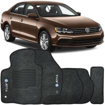 Jogo de Tapete Automotivo Carpete Jetta 2011 à 2018 Soft Logo Bordado Grafite 5 Peças Jogo de Tapete Automotivo Carpete Jetta 2011 à 2018 Soft Logo Bordado Grafite 5 Peças