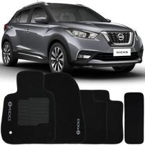 Jogo de Tapete Automotivo Carpete Nissan Kicks 2016 à 2019 Soft Logo Bordado Preto 5 Peças