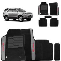 Jogo de Tapete Carpete Hilux SW4 2005 a 2015 Preto Bordado 5 Pçs Jogo de Tapete Carpete Hilux SW4 2005 a 2015 Preto Bordado 5 Pçs