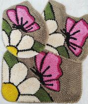 Jogo de Tapete Frufru para Banheiro Flor com Borboleta Rosa 3Peças Etc e Tal Artesanato