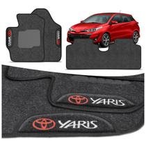 Jogo de Tapetes Carpete Yaris Hatch Sedan 2018 2019 2020 Grafite com Grafia Bordado 3 Peças