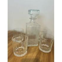 Jogo de Wisky - 01 Garrafa 880 ml +04 copos 333 ml Jogo de Wisky - 01 Garrafa 880 ml +04 copos 333 ml