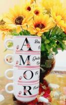 Jogo de xicaras com as letras que formam amor