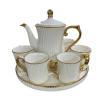 Jogo de Xicaras com Bule para Chá e Café em Porcelana Branca com Dourado Base Giratória Jogo de Xicaras com Bule para Chá e Café em Porcelana Branca com Dourado Base Giratória