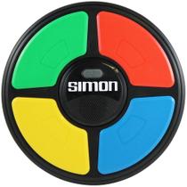 Jogo eletrônico Basic Fun Simon com tela digital de 9 cm de diâmetro.
