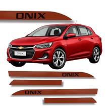 Jogo Friso Lateral Chevrolet Onix Vermelho Carmim Grafia Original 2020 A 2022