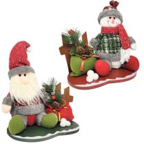 Jogo Papai Noel e Boneco de Neve Pelúcia na Cerca Base Madeira Presentes e Pinhas- Master Christmas Jogo Papai Noel e Boneco de Neve Pelúcia na Cerca Base Madeira Presentes e Pinhas- Master Christmas