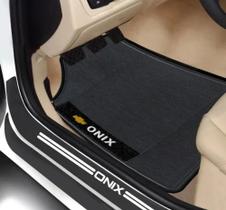 Jogo Soleira Detalhe Branca + Tapete Lado Preto Gm Onix Jogo Soleira Detalhe Branca + Tapete Lado Preto Gm Onix