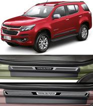 Jogo Soleira Premium Elegance Chevrolet Trailblazer - 4 Portas ( Vinil + Resinada 8 Peças ) Jogo Soleira Premium Elegance Chevrolet Trailblazer - 4 Portas ( Vinil + Resinada 8 Peças )