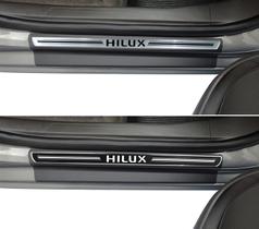 Jogo Soleira Premium Elegance Toyota Hilux 4 Portas 2008 2009 2010 2011 2012 2013 2014 2015 - 4 Portas ( Vinil + Resinada 8 Peças )