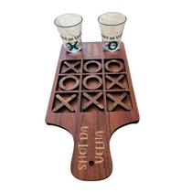 Jogo Tábua Shot da Velha Boteco Madeira MDF Com 2 Copos Tequila Cachaça Vodka - Grife de Boteco