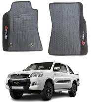 Jogo Tapete Borracha Bordado Para Hilux CD 2005 2006 2007 Jogo Tapete Borracha Bordado Para Hilux CD 2005 2006 2007