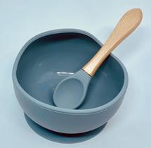 Jogo tigela em silicone com ventosa e colher com cabo de madeira - Cinza Jogo tigela em silicone com ventosa e colher com cabo de madeira - Cinza