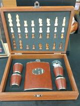 Jogo Xadrez de Madeira com Kit Para Uísque +18 Rio Master