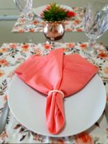 Jogos Americanos Retangular, estampa floral na cor creme e salmão. Jogos Americanos Retangular, estampa floral na cor creme e salmão.