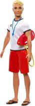 Ken Lifeguard Doll com boia de vida, apito e cabelo loiro vestindo camiseta, sungas vermelhas e chinelos, presente para crianças de 3 a 7 anos