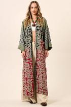 Kimono Longo com Mangas Longas e Recorte Assimétrico Verde Patchwork Yacamim