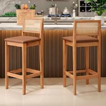 Kit 02 Banquetas Altas Brunella 99cm com Encosto Telinha Estilo Palha material sintético Brown - Desk Design Kit 02 Banquetas Altas Brunella 99cm com Encosto Telinha Estilo Palha material sintético Brown - Desk Design