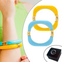 Kit 02 Braceletes Quadrado com Aplique Resina Azul e Amarelo 78mm Ouro Kit 02 Braceletes Quadrado com Aplique Resina Azul e Amarelo 78mm Ouro