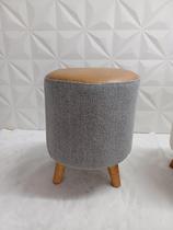 Kit 02 Puffes Decorativo Redondo 40x30 pés palito, tecido Linho Cinza com acabamento em Couro e pés caramelo