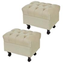 Kit 02 Puffs París Luis Xv Capitone Suede Bege Pés Madeira Kit 02 Puffs París Luis Xv Capitone Suede Bege Pés Madeira