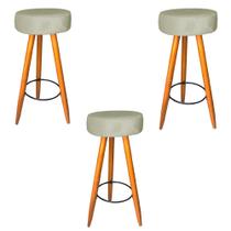Kit 03 Banqueta Alta Flora Pés Palito em Madeira Caramelo para Bar Bistrô Cozinha Suede Bege - Damaffê Móveis Kit 03 Banqueta Alta Flora Pés Palito em Madeira Caramelo para Bar Bistrô Cozinha Suede Bege - Damaffê Móveis