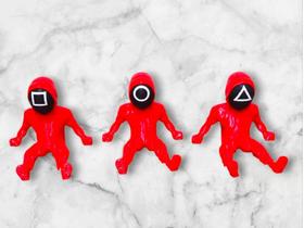 Kit 03 Bonecos Round 6 Squid Game Soldados Mascarados Sentados com Pernas Articuladas.