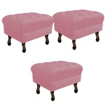 Kit 03 Puff Retrô Capitonê Decorativo Pé em Madeira Sala de Estar Recepção Escritório Suede Rosa Bebê - Damaffê Móveis Kit 03 Puff Retrô Capitonê Decorativo Pé em Madeira Sala de Estar Recepção Escritório Suede Rosa Bebê - Damaffê Móveis