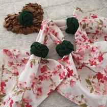 Kit 04 Guardanapos de Tecido Floral Ypê e 04 Anéis PG Trançado Verde Kit 04 Guardanapos de Tecido Floral Ypê e 04 Anéis PG Trançado Verde