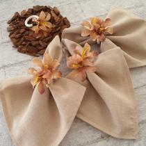Kit 04 Guardanapos de Tecido Mellange Cru e 04 Anéis PG Flor de Lírio Caramelo