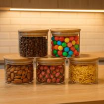Kit 05 Pote De Vidro Hermético Tampa De Bambu Multiuso 500ml Porta Mantimentos Alimentos Grãos Açúcar Doces Biscoitos