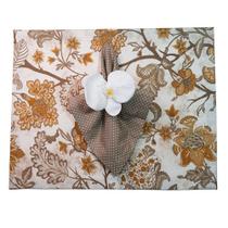 Kit 1 lugar - Flores cáqui com orquídea branca