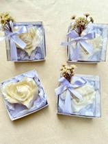 Kit 10 Lembrancinhas Vela Aromática Flor em Coração Perfumadas e Flores Desidratadas Presente